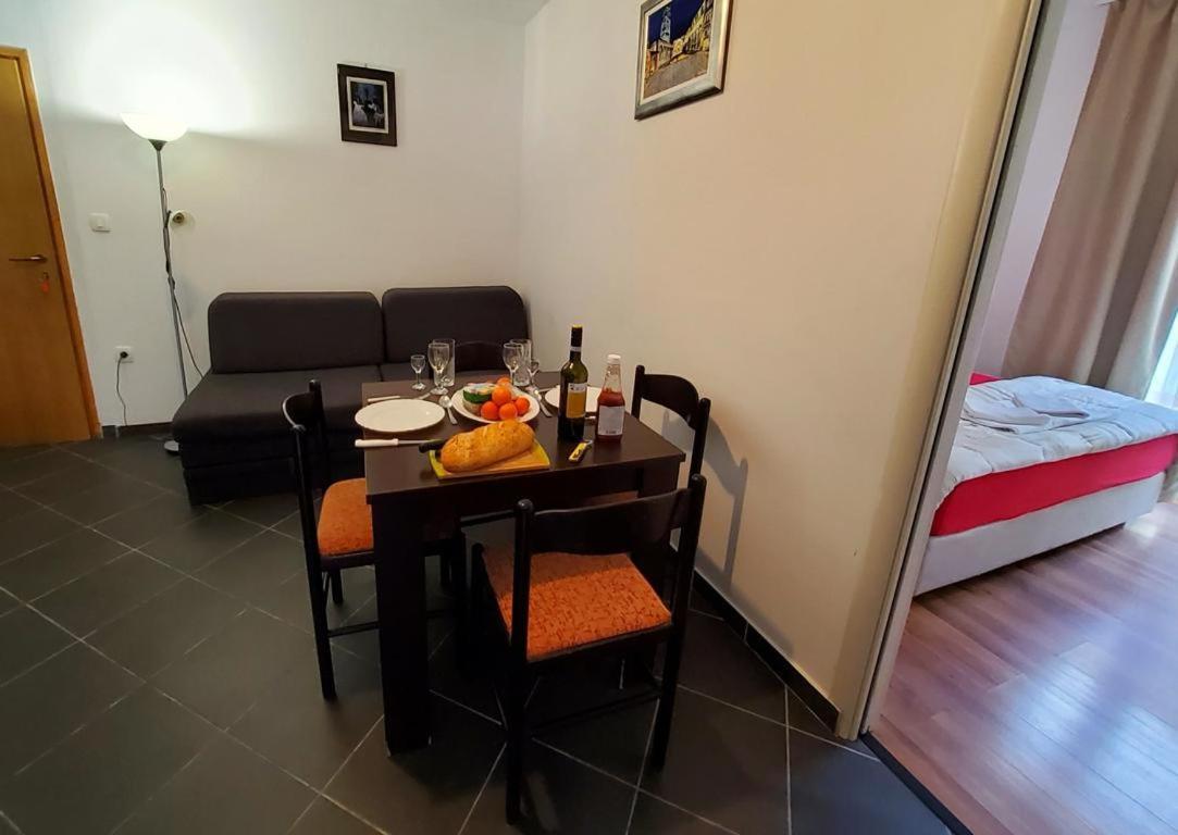 Charming 3 Sleeps 4 Guests Split