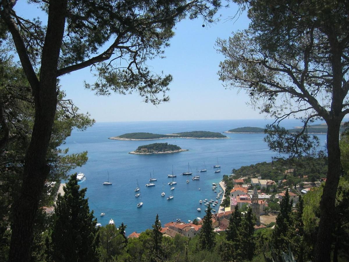 Charming 3 Sleeps 4 Guests *