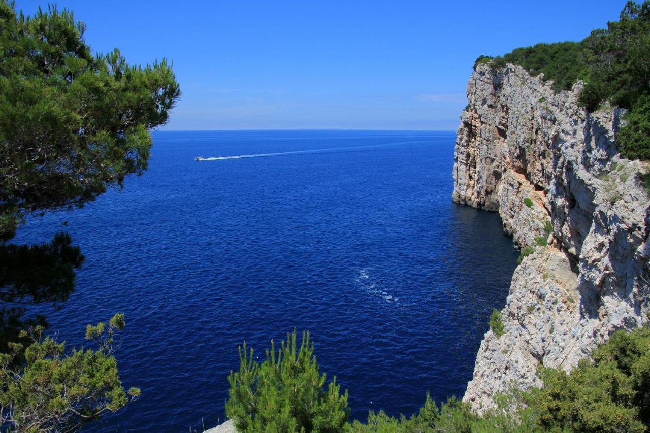 Charming 3 Sleeps 4 Guests Apartment *